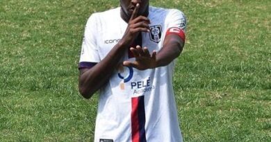 Autor do gol que tirou Corinthians da Copinha, Halls treina cabeceio em aparelho indicado por Pelé